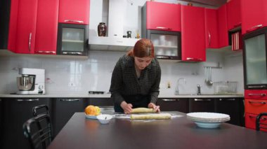 Kadınlar tatlı bir yemeğin üzerine pisler..