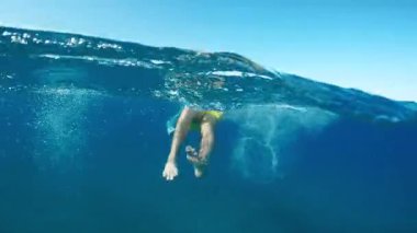 Yüzücü Ayaklarının Sudaki Hızlı Hareketi Arka Tarzını Yapıyor.