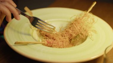 Restoranda karides şişi yemek için yapılmış. . 