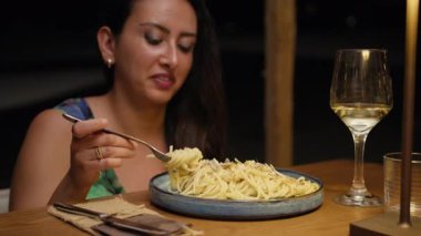 Restoranda spagetti yiyen bir kadının yüzüne gülümse. .