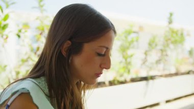 Plajda öğle yemeği yiyen bir kadın için sakin, güneşli ve rahatlatıcı bir gün. . 