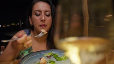 Resturant 'ta şarap kadehinden bir kadının yemek yemesini izlemek.. 