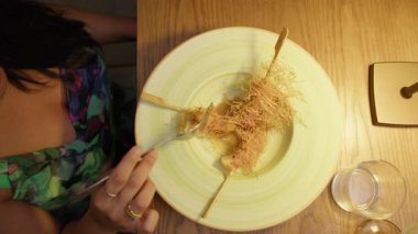 Yemek yiyen bir kadın için beyaz tabak ve gurme karides tarifi. . 