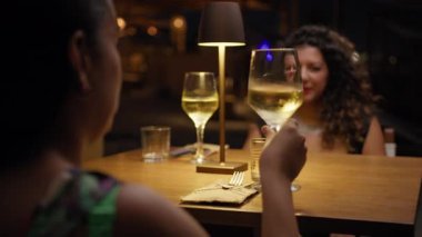 Restorandaki bardaktan şarap kokan kadın. .