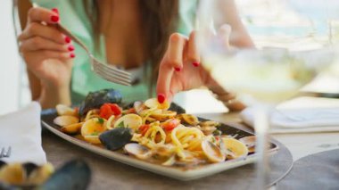 Deniz mahsulleri spagettisiyle Yaz Restoranı Yemeğini Başlatan Kadın .