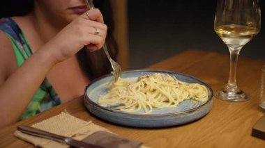 Yazın spagetti yiyen bir kadın için restoranda şık bir akşam yemeği. .