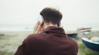 İnsan kışın sahilde müzik dinlerken kendini özgür hisseder. . 