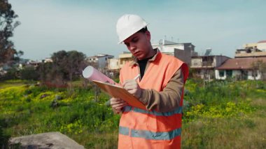 İş yerinde not alan bir mühendis için güneşli bir gün. . 