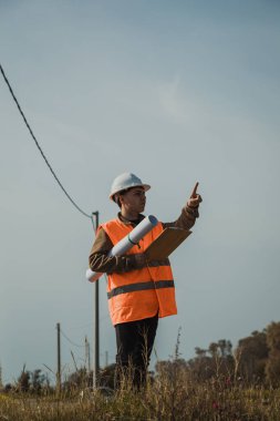 Doğa Mühendisi, yeniden inşa edilecek binayı inceliyor. . 