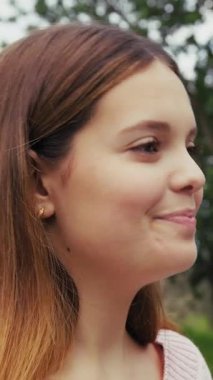 Doğada farklı yüz ifadeleri yapan bir kız..