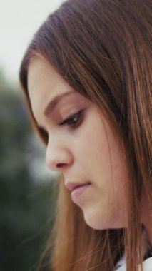 Doğada farklı yüz ifadeleri yapan bir kız..