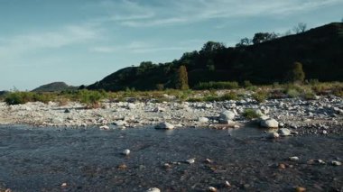 Calabria 'da Yumuşak Akan Suyu Olan Küçük Nehir.