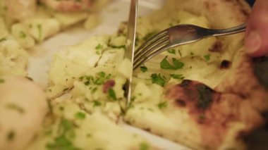 Çatal ve Bıçak 'ın Ahtapotla Gurme Pizzası Dilimlemesi' nin Detayları .