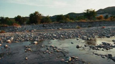 Günbatımında Yavaş Akan Nehir ile Calabria Kırsal Arazi.
