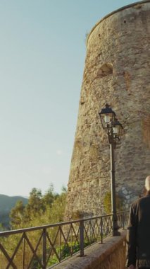 Erkek Turist İtalya 'daki Ortaçağ Kalesinin Savunma Kulesine Doğru Yürüyor.