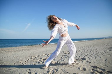 Sicilya Sahilinde Beyaz Gömlekli Genç Kadın Dans Ediyor 