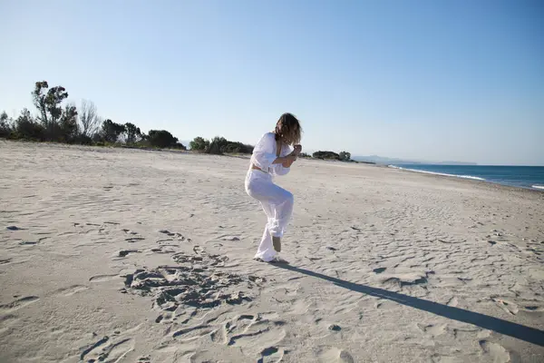 Calabrian Sahilinde Profesyonel Dans Eden Kız Yaz Tatilinde Okyanus kenarında .