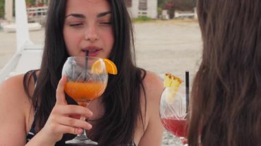 Gülümse ve Neşe Sahilde Renkli içkilerle . 