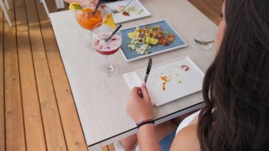 Renkli Tabaklar ve Öğle Yemeği Kokteylleri .