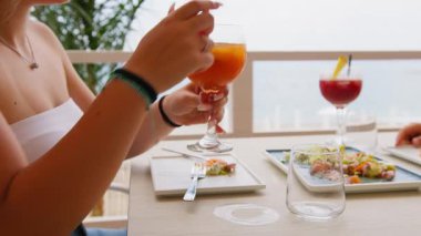 Sicilya Tatil Köyünde Taze Kokteyl İçen Kadın . 