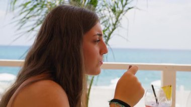 Kadın konuşuyor ve denizde öğle yemeği yiyor.. 