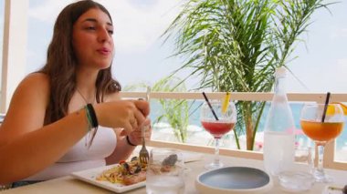 Denizde öğle yemeği yiyen bir kadın. .