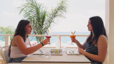 Renkli Kokteyllerle Neşelenen İki Arkadaş . 