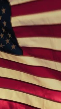 Anma Günü 'nde Amerikan Bayrağı Gün Batımında Dalgalanıyor.