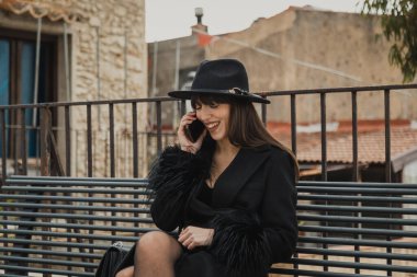 Kasabada şık giyinmiş bir kadın eğlenceli bir şekilde yakın çekim yapıyor.. 