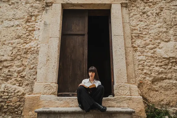 Kilisenin girişinde İncil okuyan bir kadın.. 