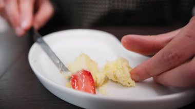 Tabakta küçük meyveli kekler yemek..