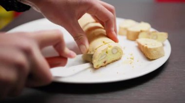 Ev Mutfağında Bir El İkinci Fırında Pişirmeden Önce Cantucci Bisküvilerini Keser.