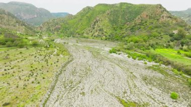 Kuraklık Nehir Kuraklığı nedeniyle İtalya Doğa 'da Hava Görüntüsü.