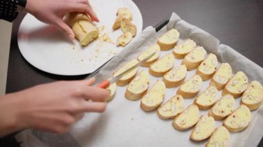 Ev Mutfağında, Bir Kadın Tipik Cantucci Tatlı Yemeğini Pişirmeden Önce Keser.