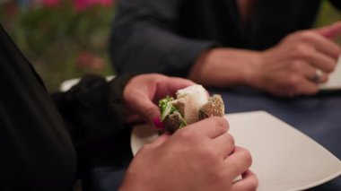 Lüks bir akşam yemeğinde kılıçbalıklı gurme burgerin detayları.. 