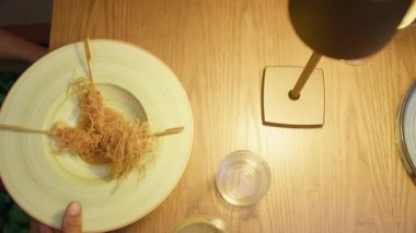 Restoran masasına karides tabağını getiren garsonun eli. . 