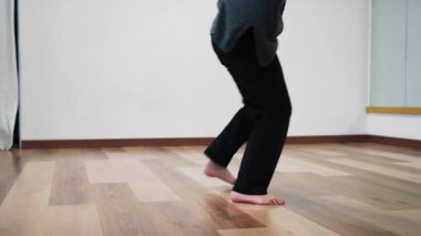 Klasik Dans Sırasındaki Balerinler Parke Zeminde Hareket Ediyor.