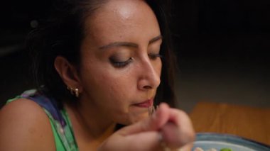 Restoranda ton balığı tabağını bitiren kadın. . 