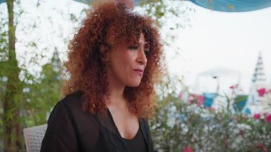 Sahilde gurme karides tabağıyla güzel bir öğle yemeği yiyen bir kadın. .