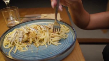 Akşam yemeği için restoranda Ançüezli leziz spagetti tabağı .