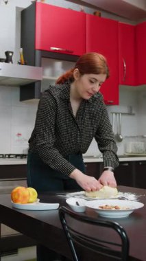 Genç Kadın Sağlıklı Ev Yapımı Pastalar İçin Öksürük Hazırlıyor.