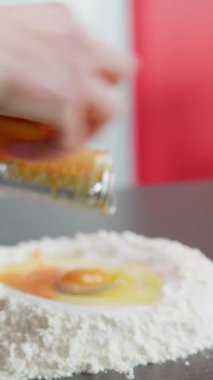 Sicilya Portakal Zest 'ini Ev Yapımı Paskalya Pastası Hamuru yap.