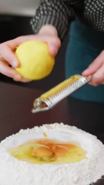 Tipik bir Calabrese Tatlısı İçin Kadın Limon Tostu Kızartıyor.