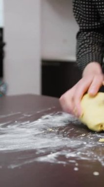 Mutfak masasında bir kadın Cantucci için yemek yoğuruyor..