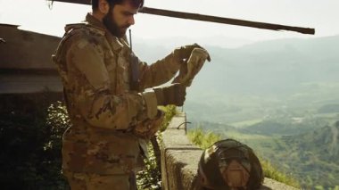  Güneş, savaşa hazırlanan genç askerin üzerinde parlıyor.. 