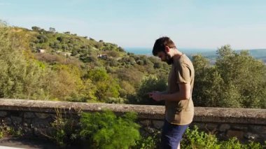 Sporcu, akıllı telefonunda yürürken ve sohbet ederken dinleniyor.