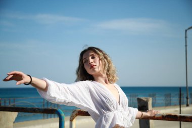 Beyaz Giyinik Genç Dansçının Eli Uyumlu .