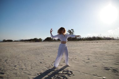 Kadınlar bale çalışıyor Okyanus kıyısında kumsalda dans ediyor