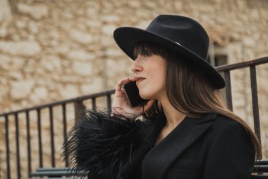 Kasabada şık giyinmiş bir kadın eğlenceli bir şekilde yakın çekim yapıyor.. 