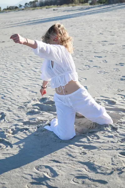 Calabrian Sahilinde Profesyonel Dans Eden Kız Yaz Tatilinde Okyanus kenarında .